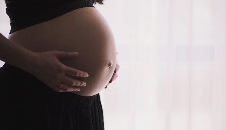 Observatório denuncia recusas de atendimento a mulheres imigrantes no SNS