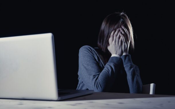 Jovem condenada a mais de 7 anos de prisão por perseguição online humilhante a colega universitária
