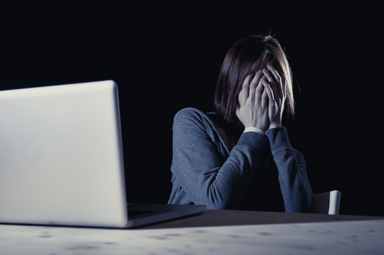 Jovem condenada a mais de 7 anos de prisão por perseguição online humilhante a colega universitária