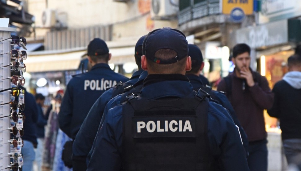Seis encapuzados armados raptam homem num possível ataque de máfia brasileira em Lisboa
