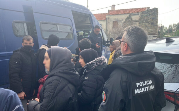 Catorze são crianças. Polícia Marítima resgata 23 migrantes na Grécia