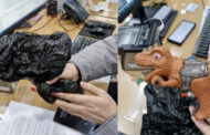 Homem tenta assaltar banco com pistola de água em forma de dinossauro