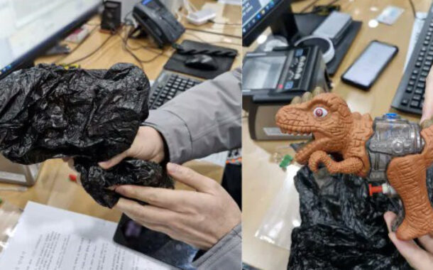 Homem tenta assaltar banco com pistola de água em forma de dinossauro