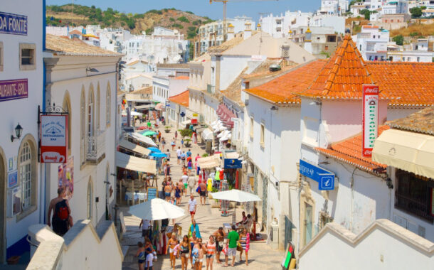 Albufeira quer proibir biquínis e calções na via pública para evitar “comportamentos anormais”