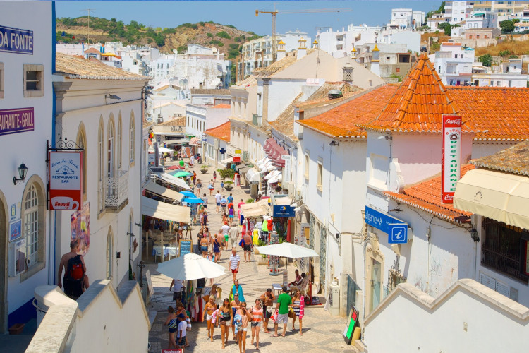 Albufeira quer proibir biquínis e calções na via pública para evitar “comportamentos anormais”