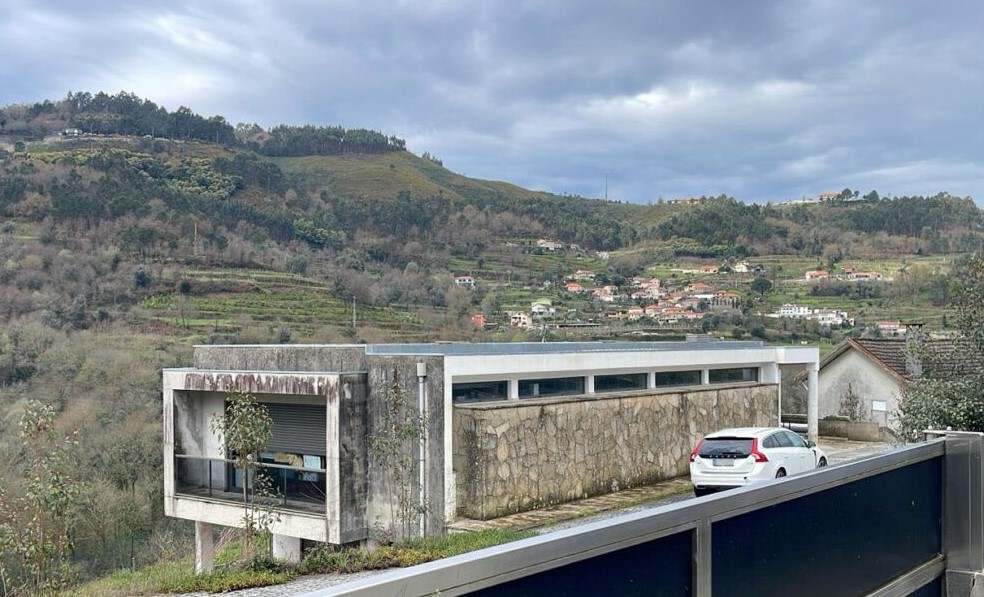 Pai na Alemanha e mãe na América deixam duas menores para trás sozinhas em casa alvo de despejo em Vila Verde