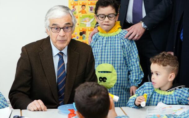 Presidente da Assembleia da República ‘aprende’ a jogar à ‘Constituição’ com crianças de Braga