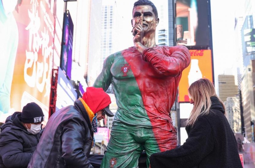 Ronaldo já tem estátua em Nova Iorque ( mas cheia de curiosidades corporais)