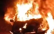 Carro destruído pelas chamas em Viana