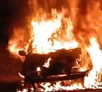 Carro destruído pelas chamas em Viana
