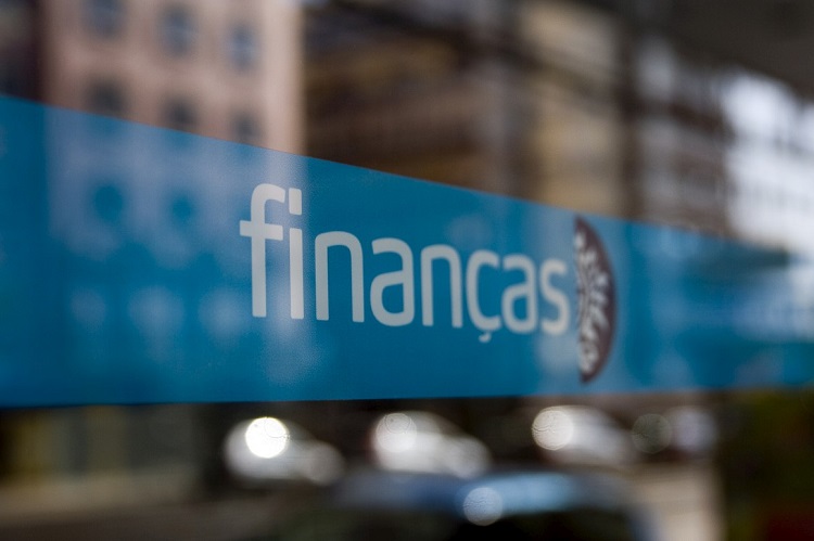 Funcionários das Finanças e da Conservatória acusados de burla