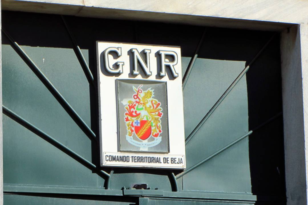 Jovem de 18 anos entrega-se à GNR após violar ex-namorada em Almodôvar