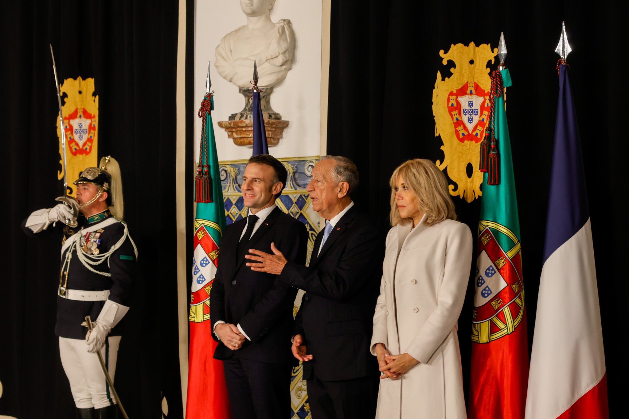 Marcelo condecora Macron com o Grande Colar da Ordem da Liberdade