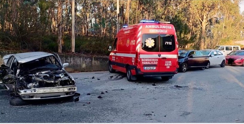 Acidente com cinco viaturas faz dois feridos em Famalicão
