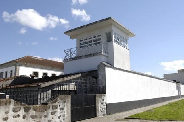 Reclusos da cadeia de Braga queixam-se da violação do direito a visitas íntimas