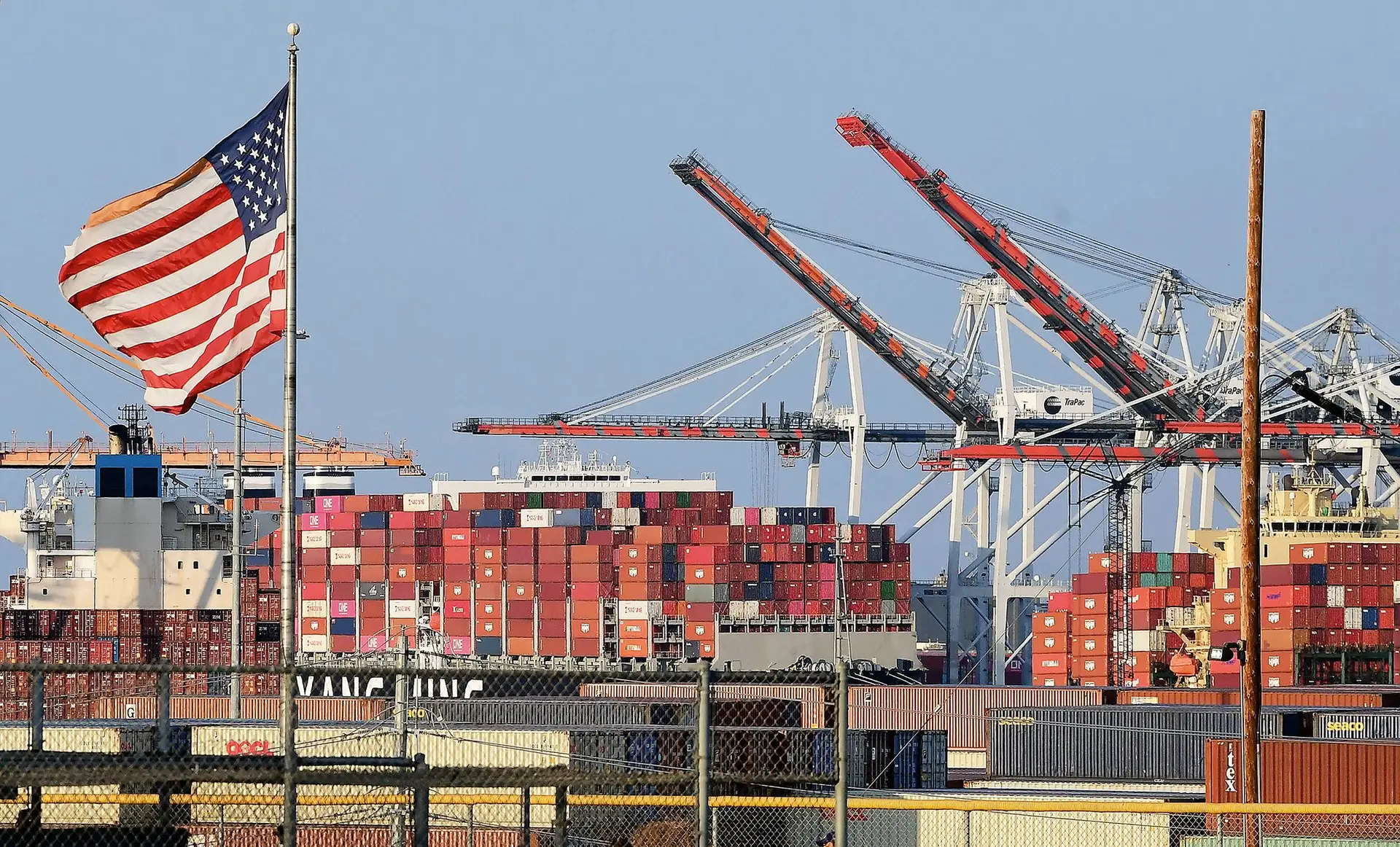 Depois do Canadá, México e China, Trump vai impor taxas aduaneiras sobre produtos europeus “muito em breve”