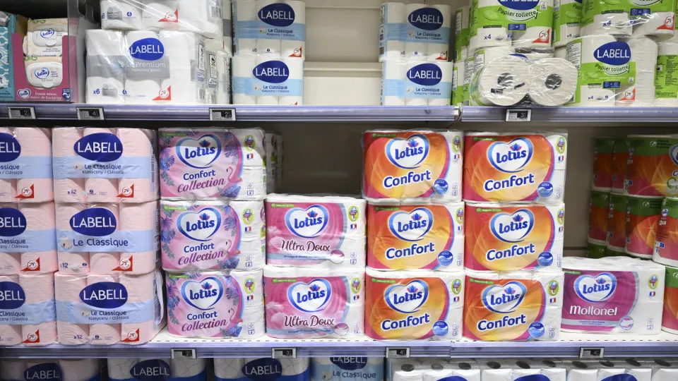 Fugia dos avós. Jovem escondeu-se durante dias entre rolos de papel higiénico em loja