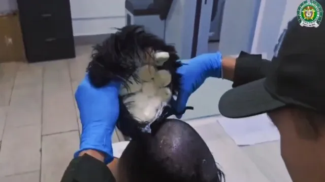 ‘Narcoperuca’. Homem apanhado no aeroporto com droga escondida em peruca
