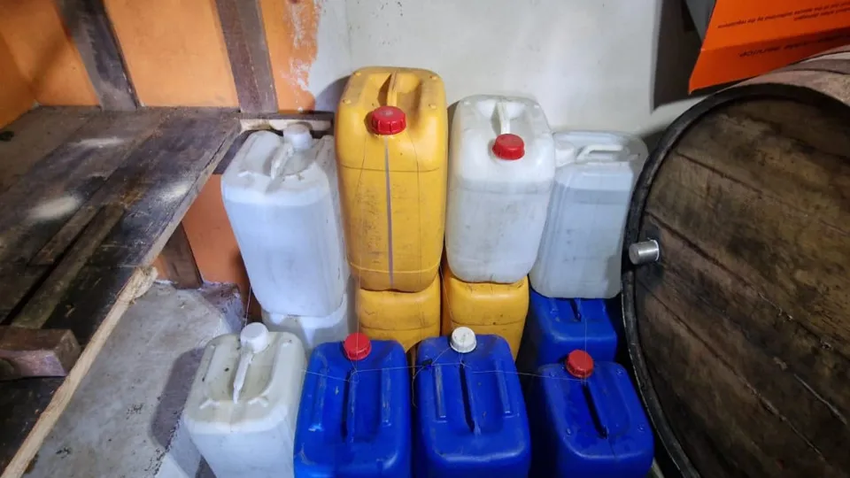 Aprendidos quase 2 mil litros de aguardente em destilaria ilegal