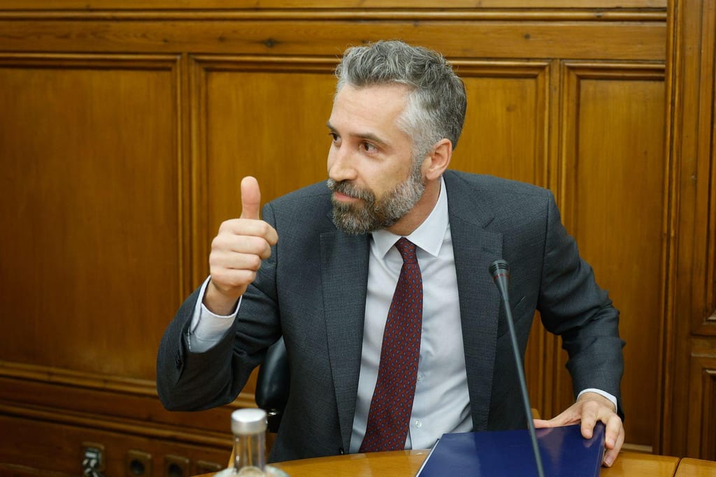Pedro Nuno acusa Montenegro de atirar país para eleições para fugir a explicações