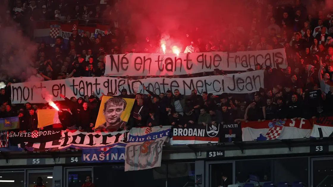 Sete detidos por fazerem saudação nazi durante o jogo entre França e Croácia