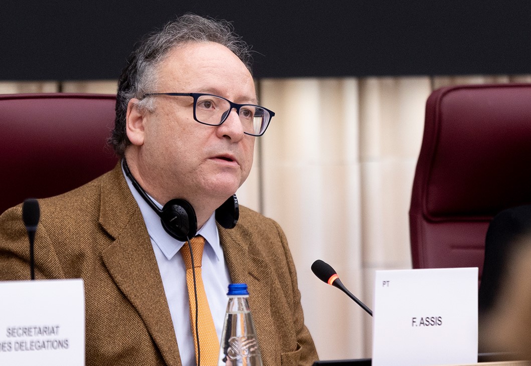 Assis desafia PS a apresentar moção censura se a de confiança não avançar