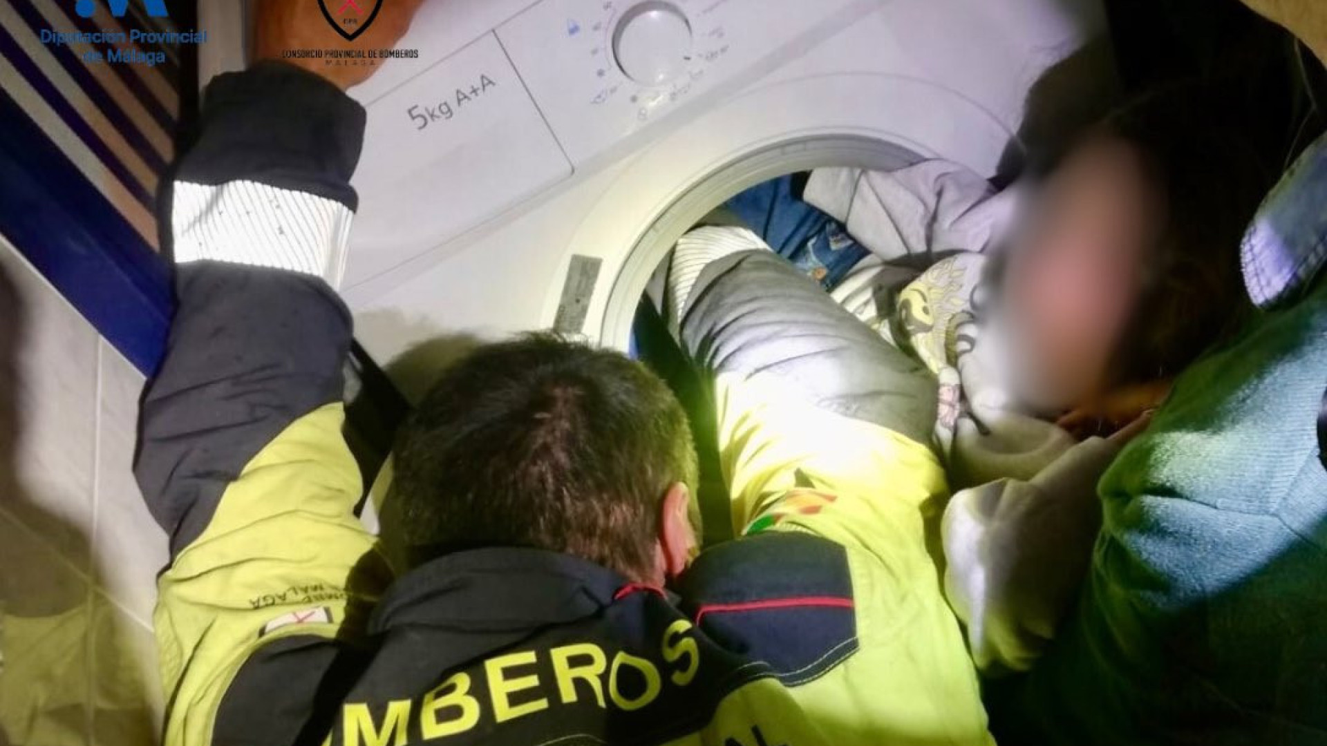 Menina de 8 anos fica presa em máquina de lavar em Málaga (c/vídeo)