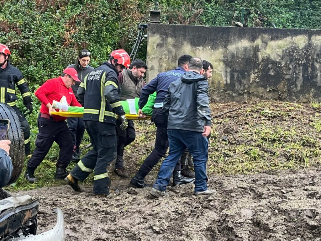 Vila Verde. Carrinha do Centro Social de Covas com seis idosos cai numa ravina. Condutora ferida com gravidade