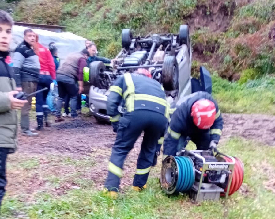 ÚLTIMA HORA. Carrinha do Centro Social de Covas (Vila Verde) caiu numa ravina. Há vários feridos