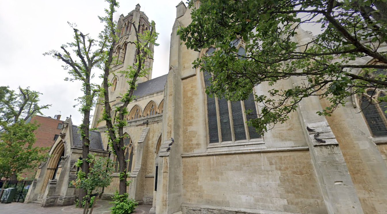 Corpo de bebé recém-nascido encontrado junto a igreja em Londres