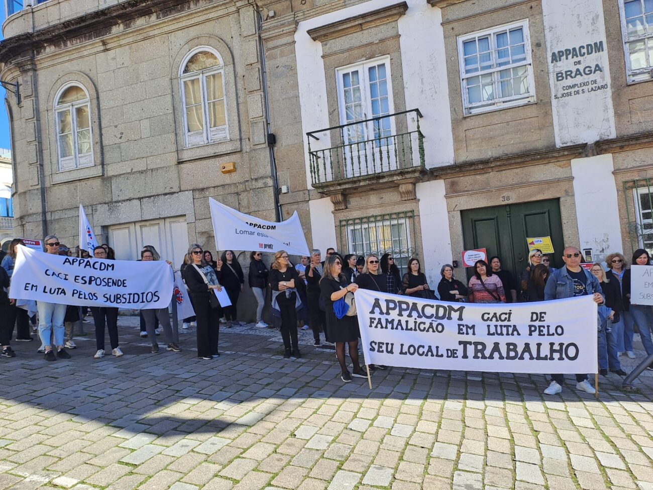 Trabalhadores da APPACDM de Braga saem à rua para exigir pagamento de subsídios em atraso