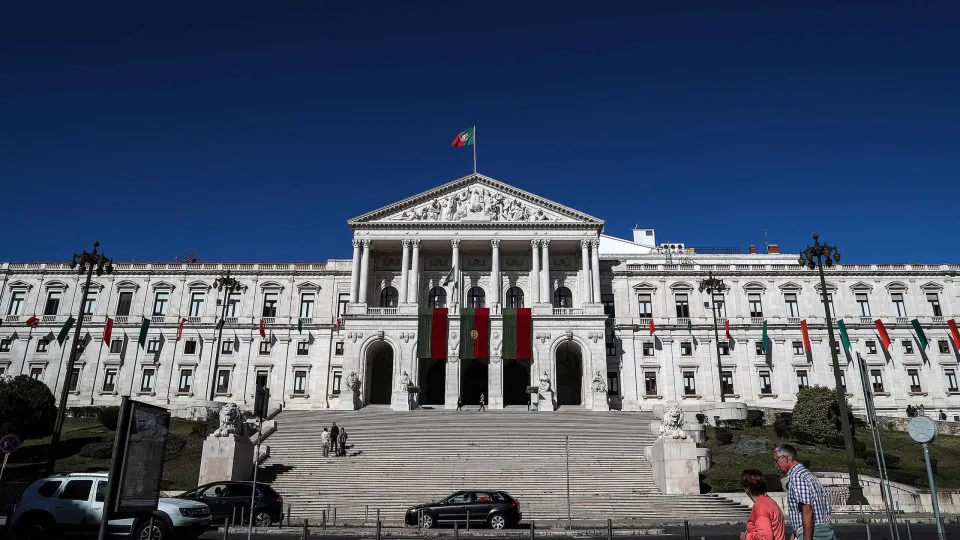 Moção de censura ao Governo debatida e votada esta quarta-feira