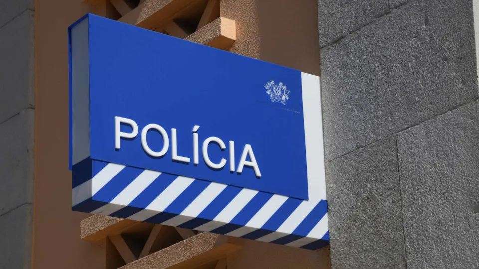 Para ficar com dinheiro do seguro, queixou-se que tinha sido roubado