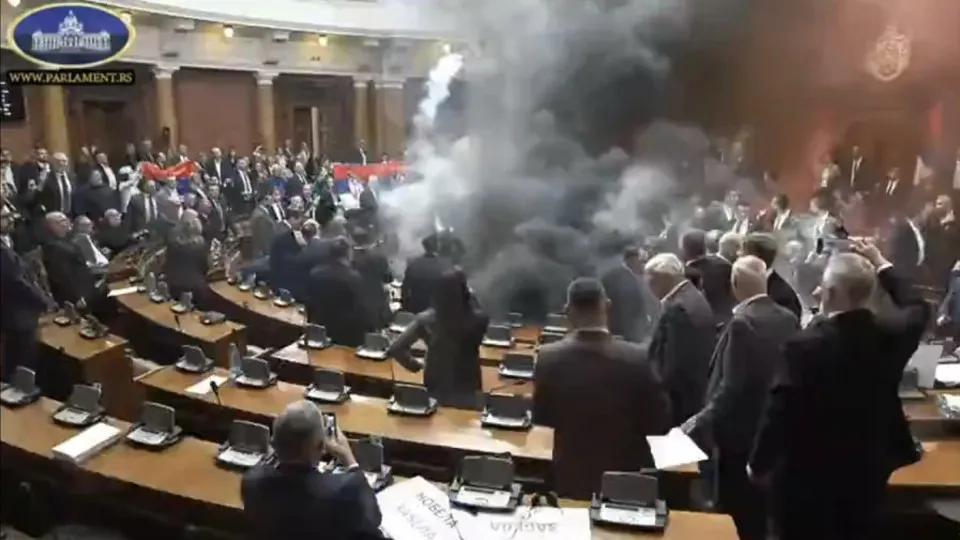 Granadas de fumo lançadas no Parlamento sérvio