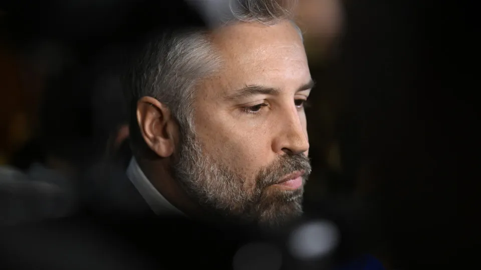 “Montenegro está na lama e agora quer atirar o país para a lama”, diz Pedro Nuno Santos