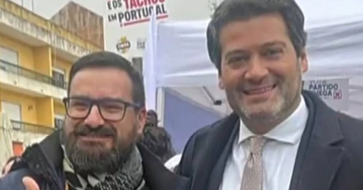 Ex-candidato autárquico do Chega filmado a acariciar aluna de 15 anos durante aula