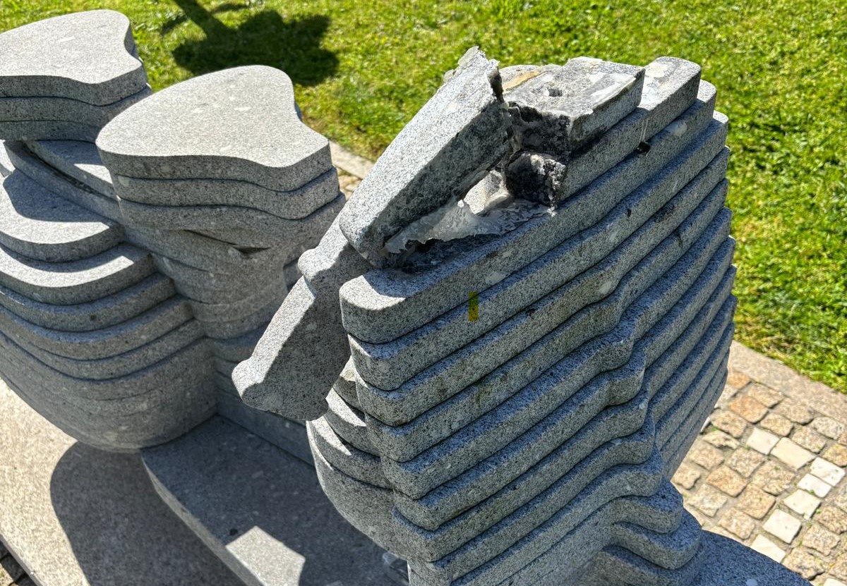 Pela 3.ª vez. Monumento à Vespa em de Guimarães vandalizado