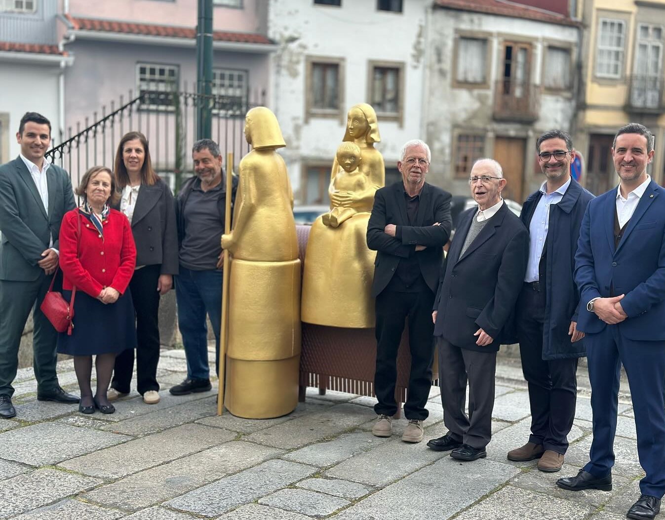 Braga. Junta de S. Victor homenageia Procissão da Burrinha com estátua