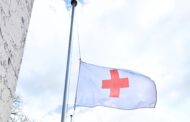 Cruz Vermelha com bandeira a meia-haste em homenagem a 32 trabalhadores humanitários mortos em conflitos armados