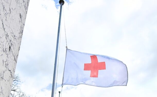 Cruz Vermelha com bandeira a meia-haste em homenagem a 32 trabalhadores humanitários mortos em conflitos armados