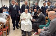 Francisco critica “economia que mata” nas meditações da Via Sacra