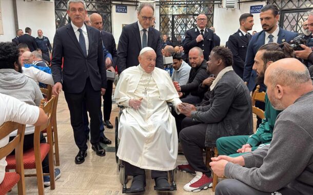 Francisco critica “economia que mata” nas meditações da Via Sacra