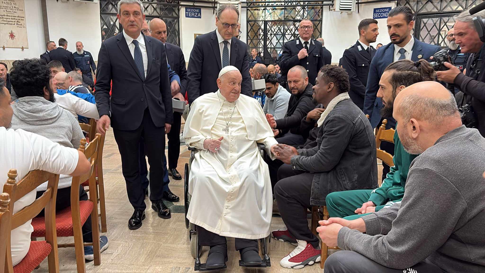 Francisco critica “economia que mata” nas meditações da Via Sacra
