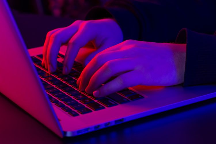 Jovens portugueses entre 12 e 16 anos produzem e vendem conteúdos íntimos online