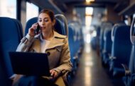 Falar em alta-voz (ou videochamada) nos transportes públicos pode dar direito a multa até 250 euros