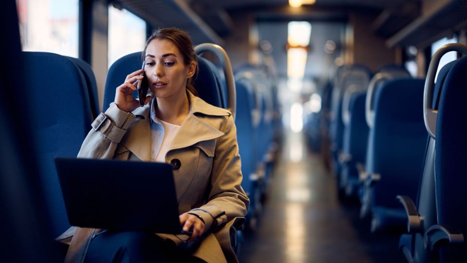 Falar em alta-voz (ou videochamada) nos transportes públicos pode dar direito a multa até 250 euros
