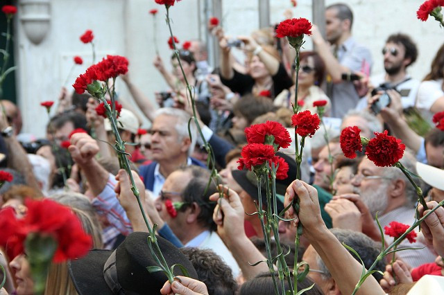 Partidos dizem que “nem o próprio Papa” cancelava as celebrações do 25 de Abril