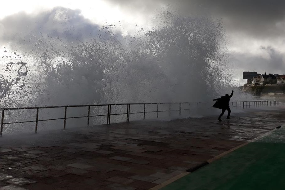 Fique longe do mar. Ondas podem chegar aos 12 metros no litoral minhoto