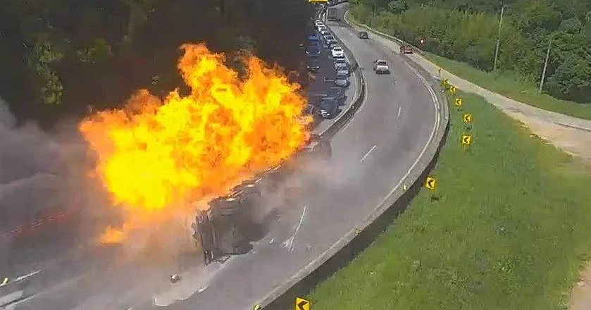 Camião explode e incendeia-se após despiste no Brasil