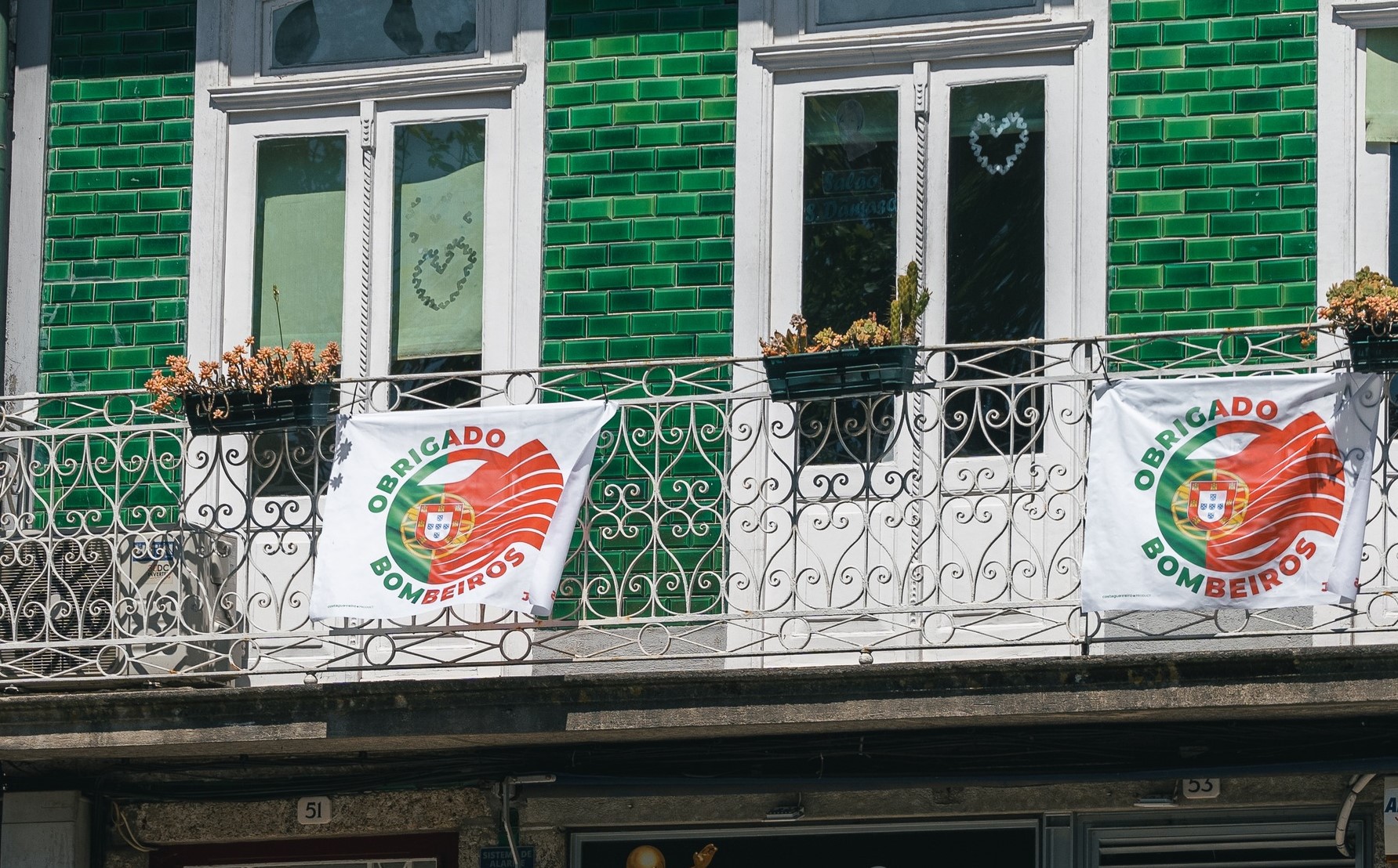 Bombeiros de Guimarães apelam à população para colocar uma bandeira na janela